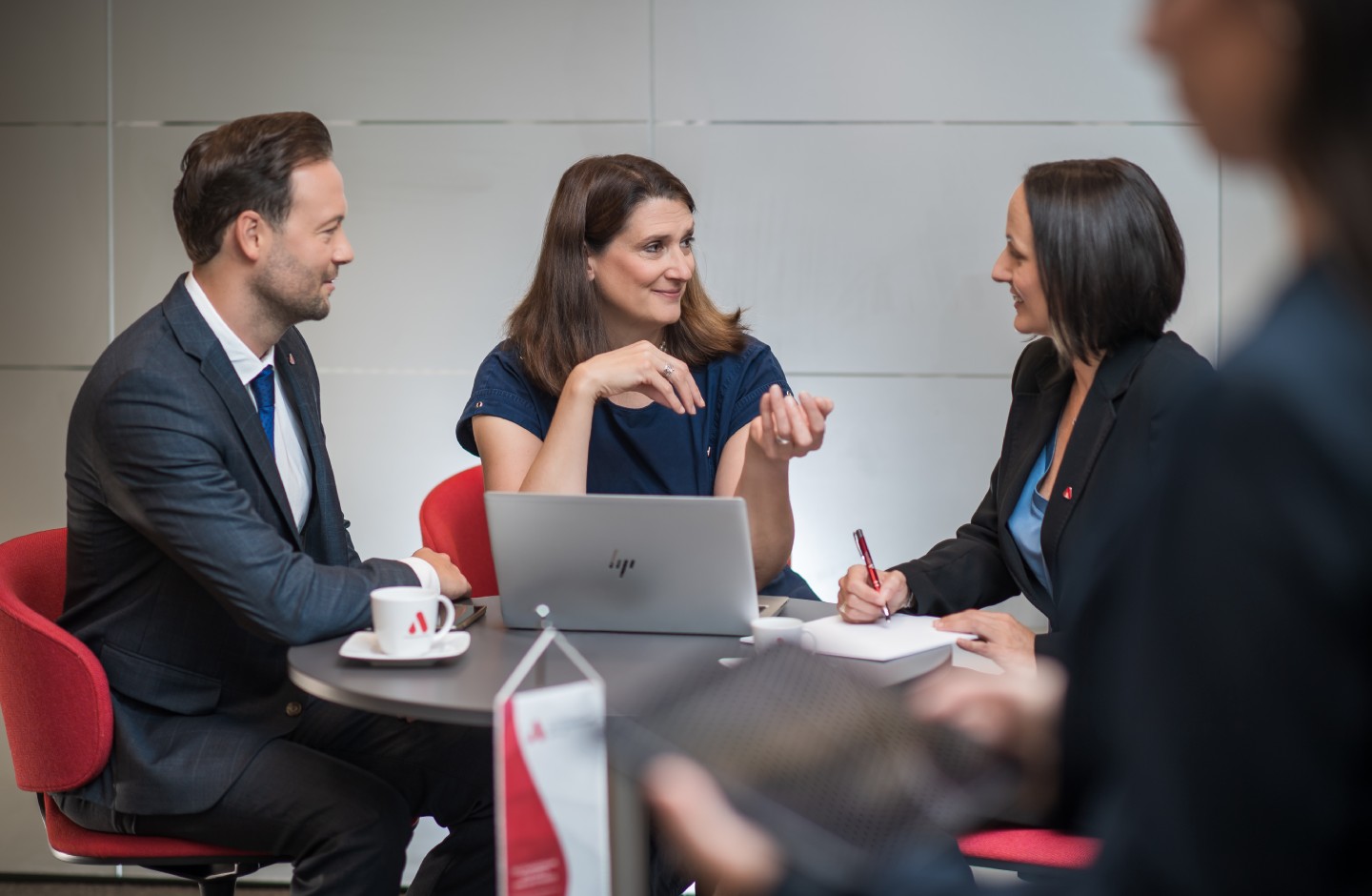 Mitarbeiter-Team im Gespräch